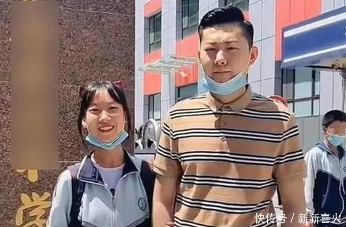 家长|“最嫩爸爸”接女儿放学惹人眼红,老师怀疑早恋,妈妈无奈亲爹