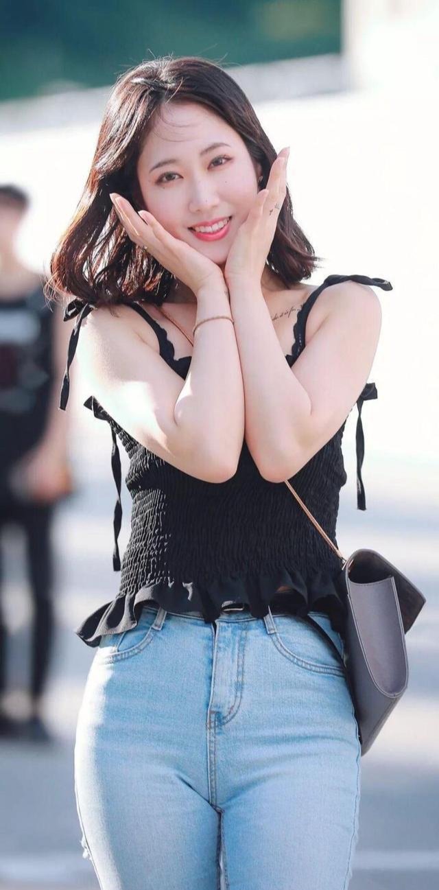 搭配黑色小吊带的牛仔裤简直是太cp了，时尚又百搭，舒适又有弹性