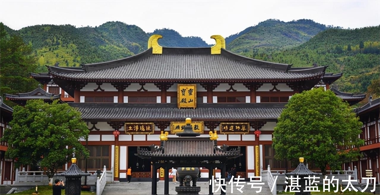 父亲#父亲去世后,孝子将遗体塑金身摆家里供奉,全村无人敢去串门