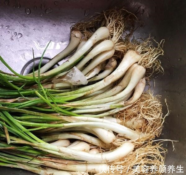 它是“菜中灵芝”，人们都说“餐前饭后吃6个，郎中不打门前过”！