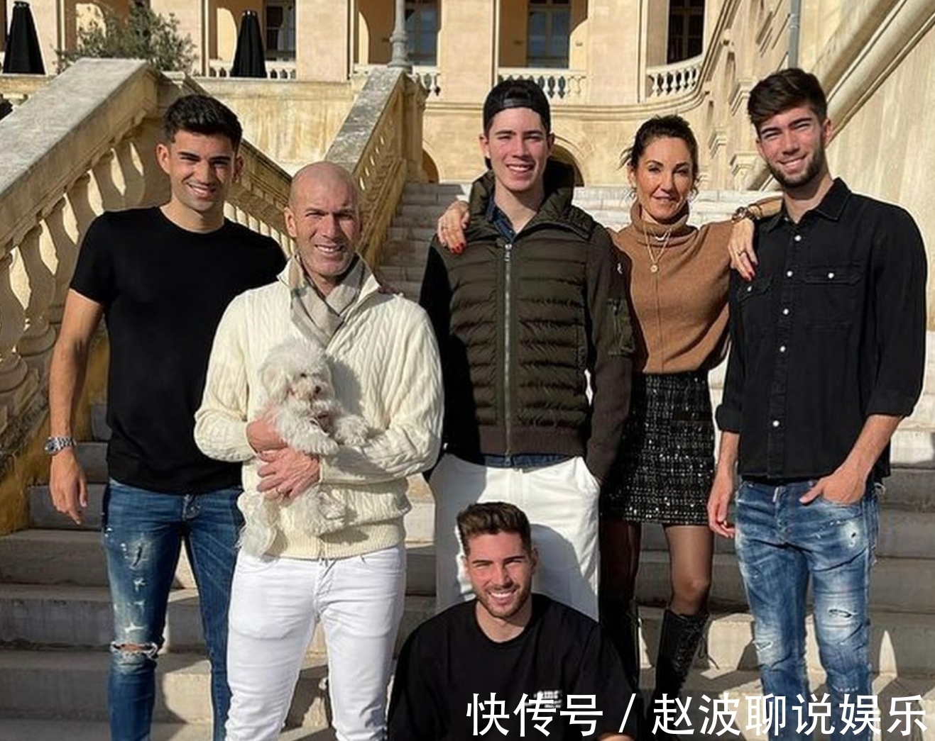 四世同堂|家庭也是人生赢家!齐达内一家24口人合照:4个儿子长大了,都帅