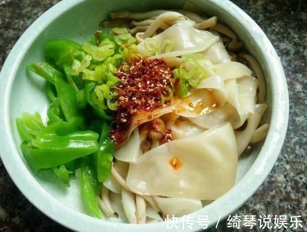 饺子皮|饺子皮做的这道美食，比饺子还好吃，再也不用担心剩饺子皮了