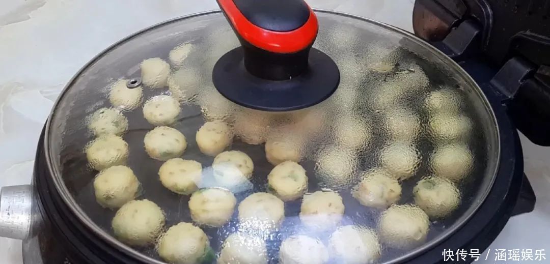 早餐别吃包子了,面粉中加2个鸡蛋,不蒸馒头不烙饼,出锅太香了