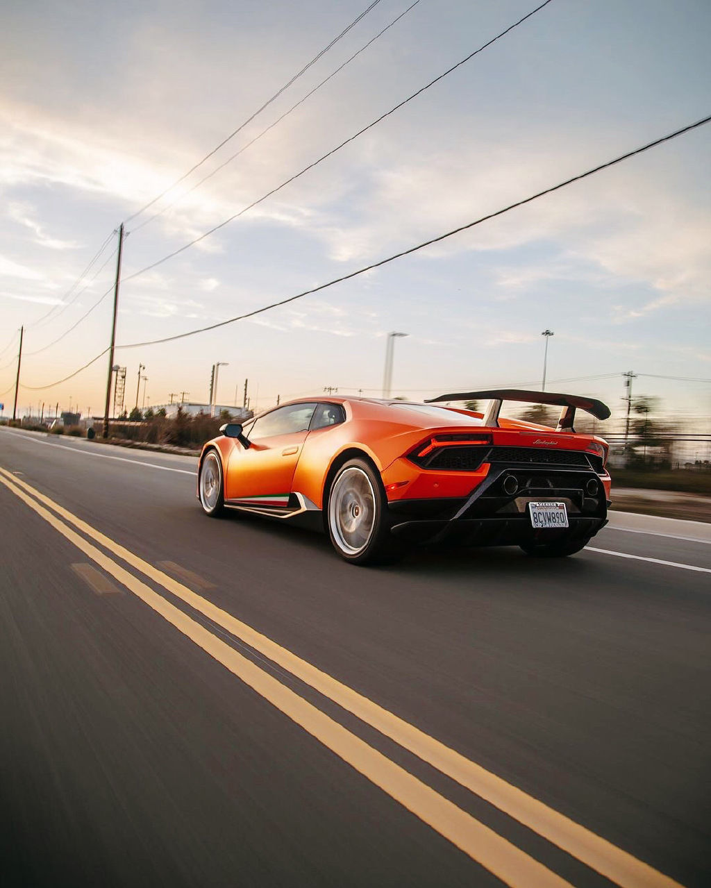  科幻的设计风格 兰博基尼 Huracan Performante 开着很有排面