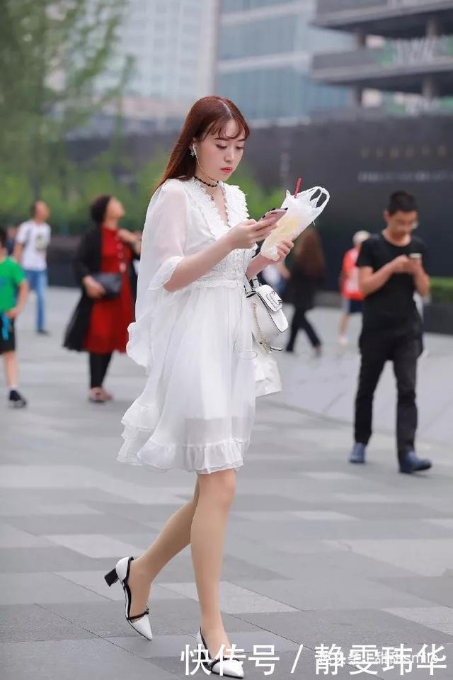 美女脚上穿着一双黑色的小高跟鞋,尽显女性优雅的魅力气质