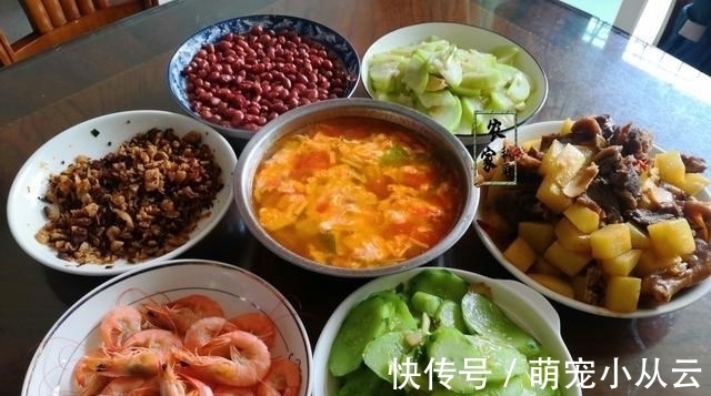 周末回家陪妈妈过“母亲节”，极简一餐火了朋友圈，网友：求蹭饭