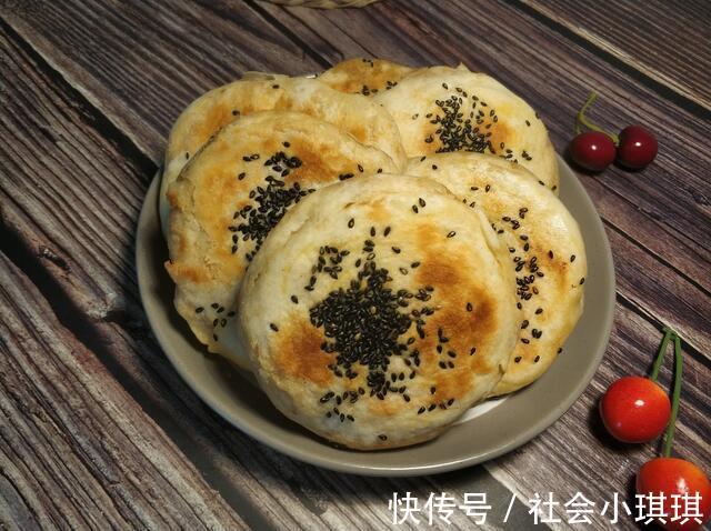 黑芝麻|两勺芝麻酱、一碗面粉，教你在家做麻酱烧饼，学会不用再去买了