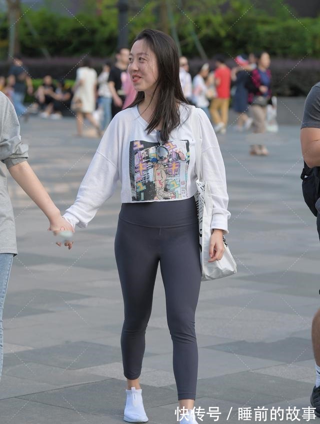 瑜伽裤 紧身运动裤搭配宽松秋衣,舒适休闲,低调日常风慵懒穿搭!