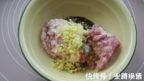 蒸饺好吃有诀窍,学会这样做,皮儿软韧,馅儿鲜香,蒸一锅不够吃