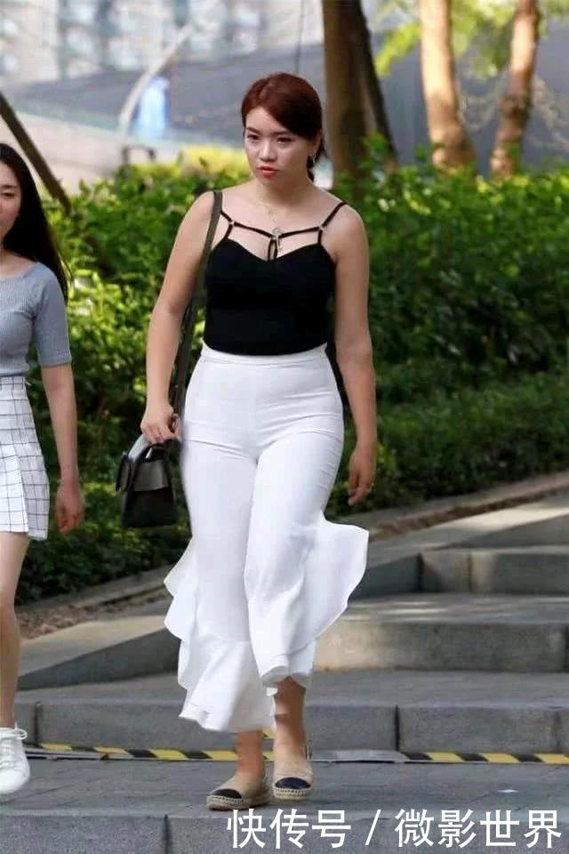 极具设计感的阔腿裤,满足了美女们对裤子出彩的要求