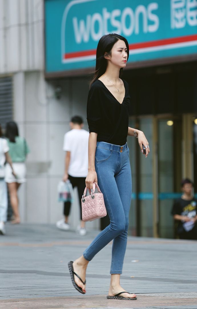 街拍:亭亭玉立的美女,身穿蓝色的连体长裤,尽显完美好身材