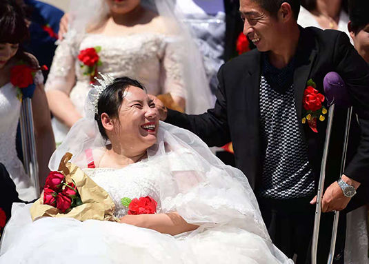 河北沧州15对残疾夫妇举行集体婚礼