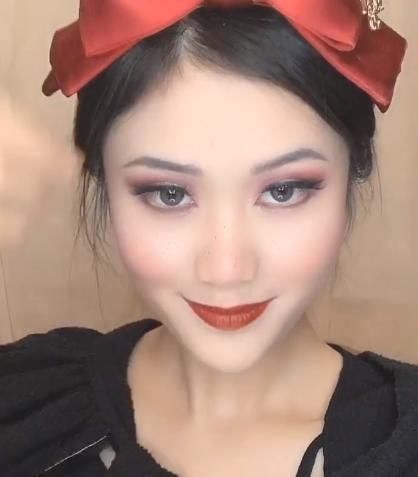美妆博主仿妆“冰雪公主艾莎”,本以为瞎折腾,结尾