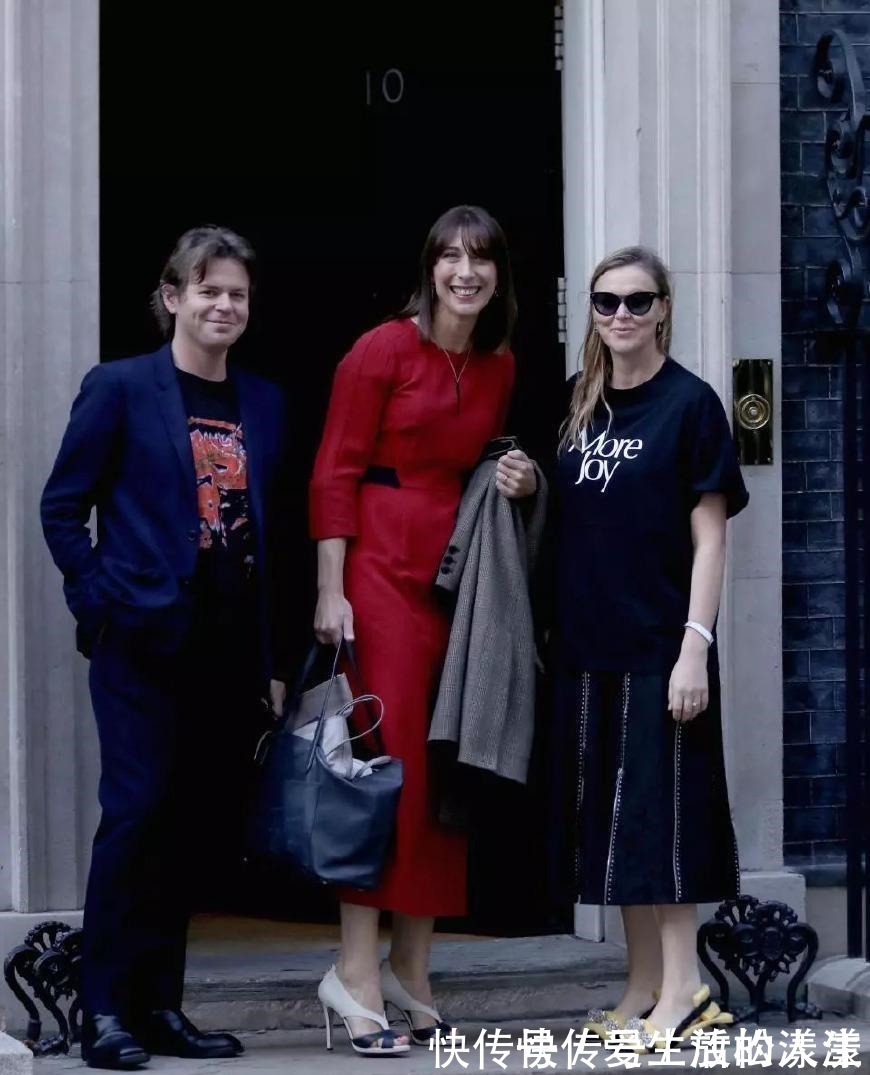 克里斯托弗 高跟鞋竟放“刷碗海绵”, 不磨脚只卖800英镑值吗!