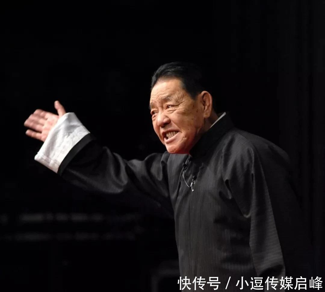 演出|单田芳在万人大剧场演出,因紧张做错一件事,观众都善意地笑了