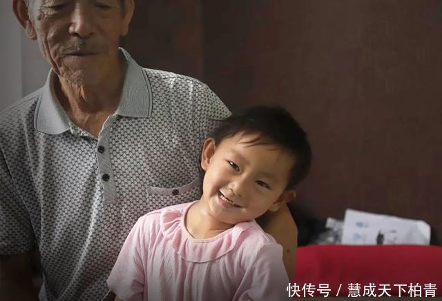 养父|被捡到时冻得不会哭,养父为脑瘫女婴放弃工作,现已学会叫爸爸