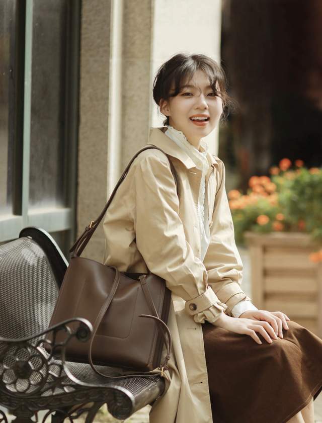 穿搭|秋天不知道该穿什么外套?这4件风衣就够了,适合30岁的女人借鉴