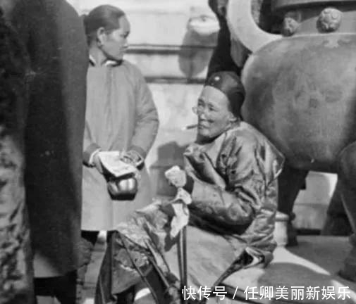 鸦片|晚清老照片:两个洋妞上下铺抽鸦片,蹲在公堂的女子很无助