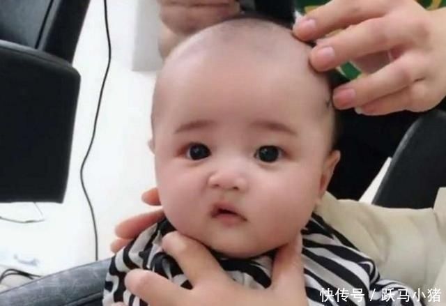 可爱|6个月宝宝去理发,乖巧模样太可爱,网友长大可以靠脸吃饭