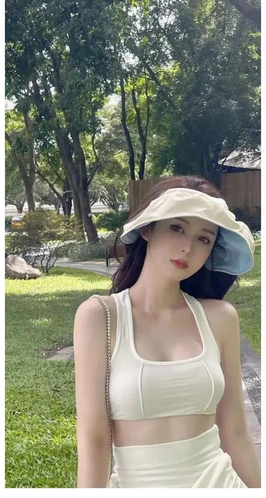 穿搭|食色109——美女穿搭15 挂脖式小背心与修身半身包臀裙