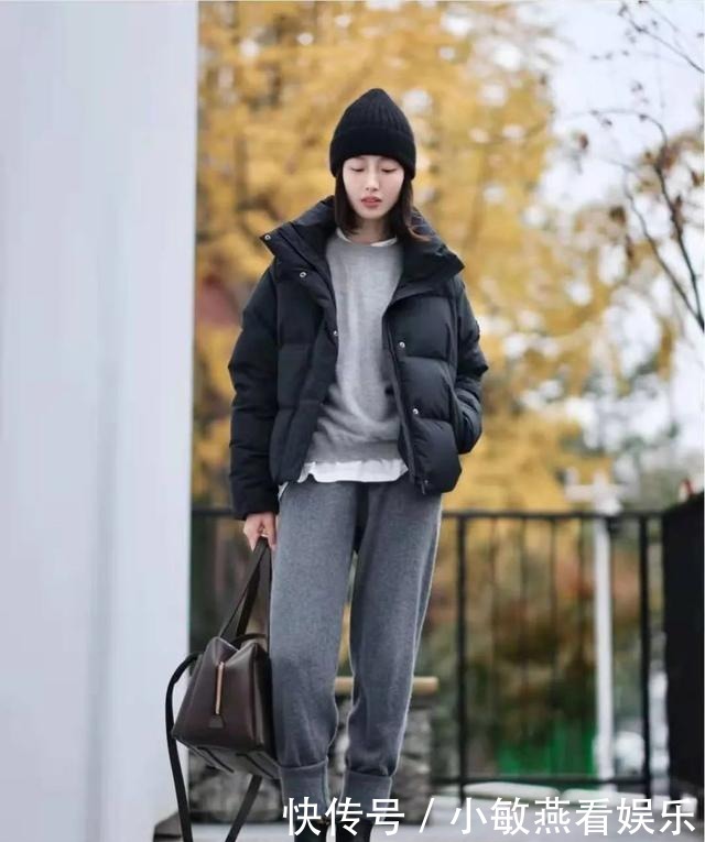 羽绒服+骑士靴,羽绒服+碎花裙,冬天这么穿又美又飒