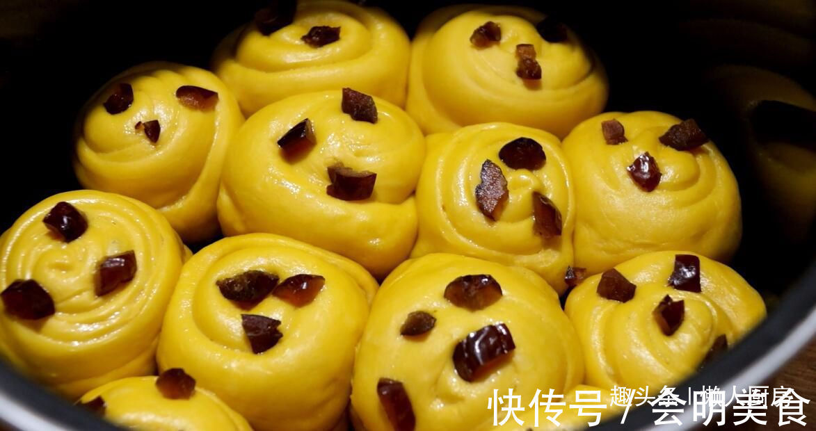 一块南瓜,一碗面粉,教你用电饭锅做好吃的南瓜花卷,比蒸的好吃