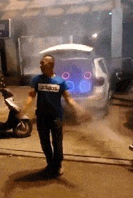 |搞笑GIF段子:大哥玩的这么嗨,真的不怕尾气中毒吗?