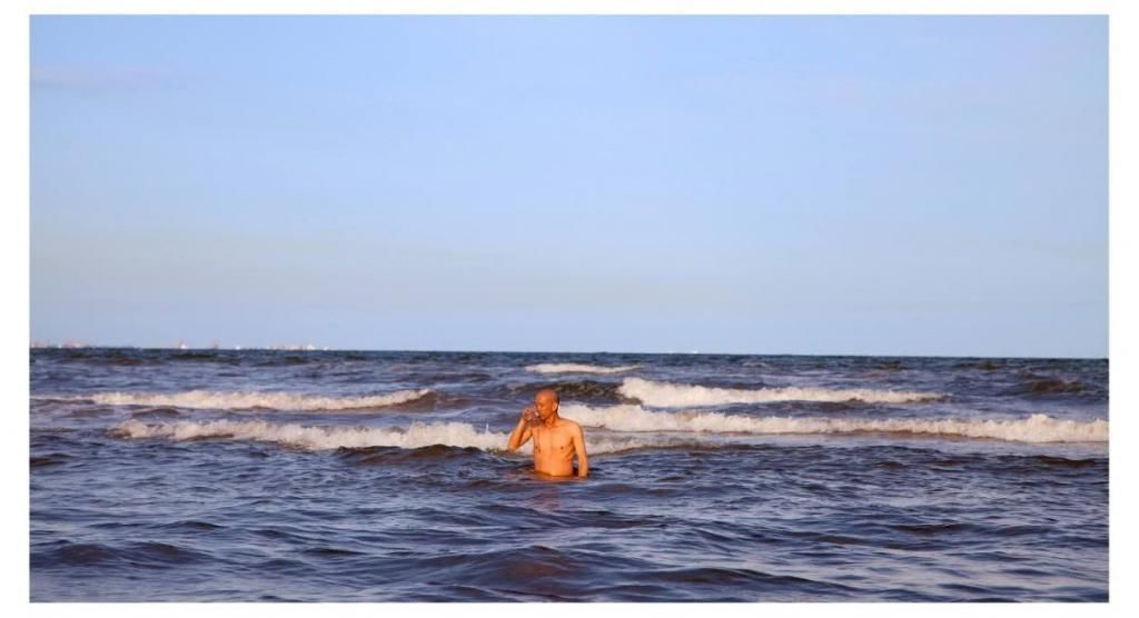 小伙取下自己的肋骨做成项圈,把自己封进水泥里,他的人生太疯狂