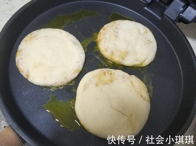 黑芝麻|两勺芝麻酱、一碗面粉，教你在家做麻酱烧饼，学会不用再去买了