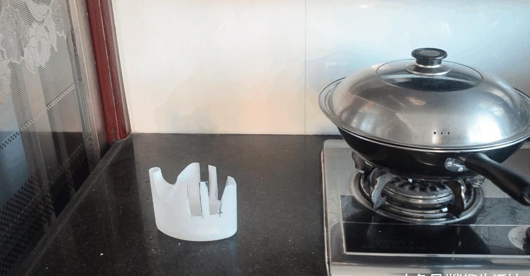 洗衣液瓶子别扔了, 简单剪几刀, 放在厨房这样用, 人人见了都夸好