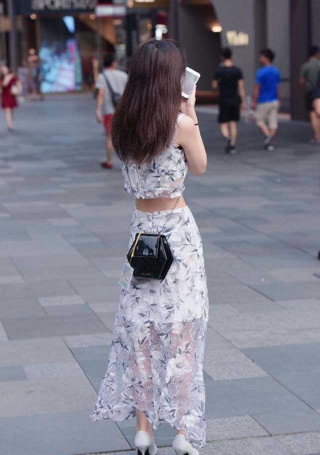 时髦女孩选择“国风”套装，不仅气质出众，而且大胆前卫