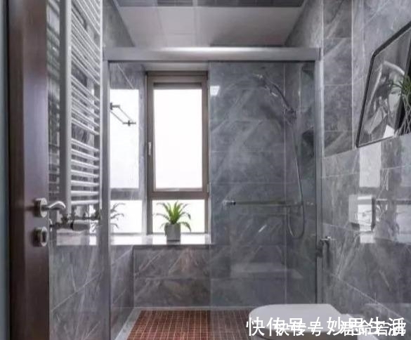 73平|师傅在卫生间砌半堵墙,邻居看后竟赖着不走,非要师傅去她家装