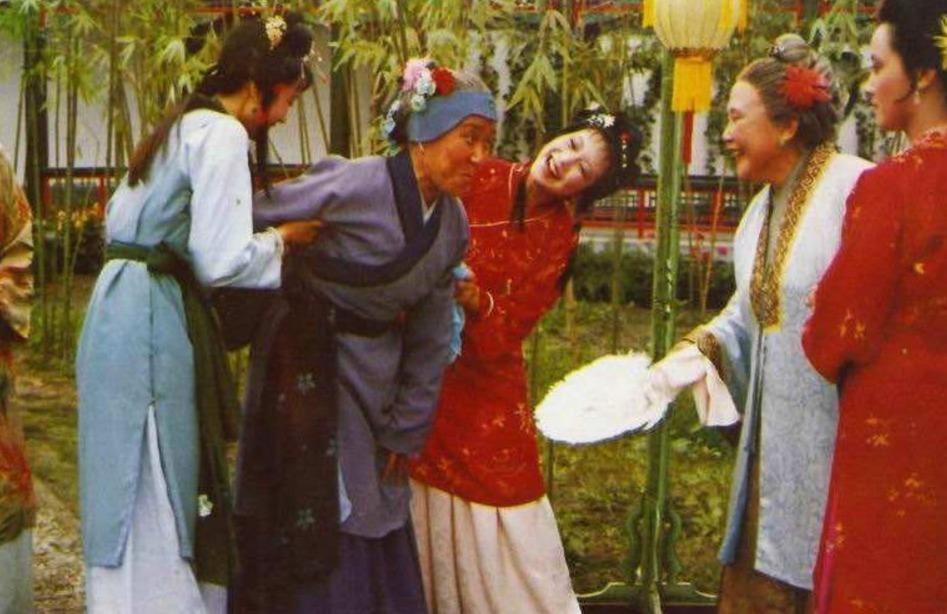 薛姨妈!心狠手辣王熙凤,无亲无故却给了这三个人柔软,人性本复杂