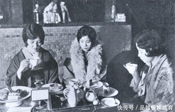 日本|老照片:洋人帅哥让日本泳装女很羞涩 全面侵华上层仍然歌舞升平