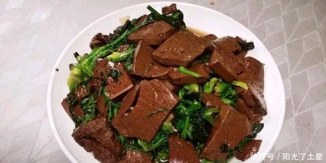 菠菜炒猪血,价钱便宜味道好!炒前多一步,菠菜翠绿无涩味