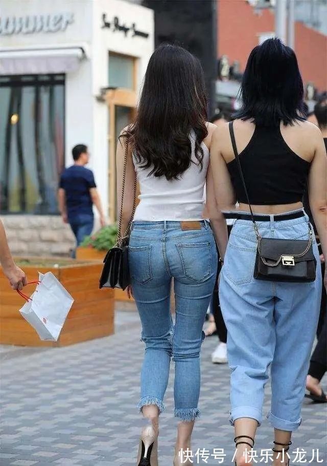 高跟鞋 白色高领背心搭配蓝色破洞牛仔打底裤,街头感十足,气质风华绝代