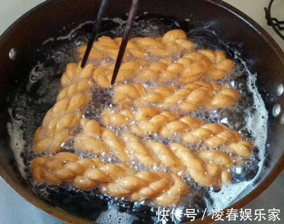 面团|2个鸡蛋1碗面粉，教你做小麻花，不发面两手一搓，吃起来嘎嘣脆