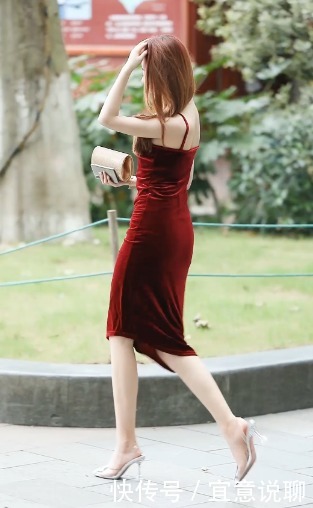 吊带|红色绸缎吊带长裙,展示姑娘独一无二的美,好气质这样就够了