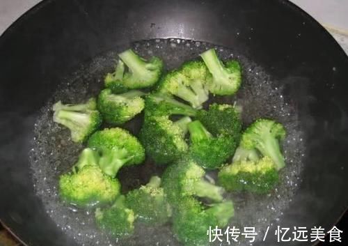 西兰花“焯水”时,冷水下锅还是热水下锅?9成人做错,难怪不脆