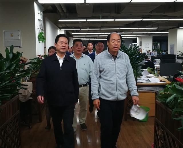 富力物业|先拿100亿投资万达，再拿100亿收购富力物业，手上还有1800亿现金