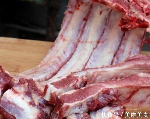 买排骨时,别纠结选大选小,聪明人避开这三种,才能挑到好排骨