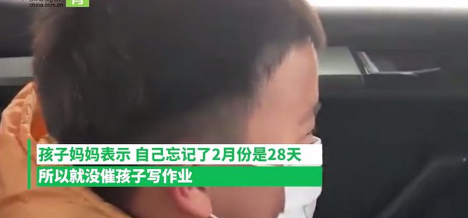 笑哭！小学生上学路上补作业， 哭着恳求司机慢点开：我写不完了