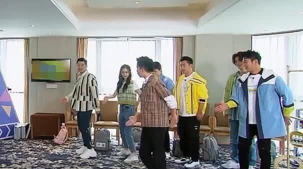 舞蹈|有一种偶像负担叫做黄明昊,每个人都在杨迪学习滑稽舞蹈