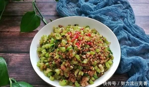 用芹菜来炒肉末，用勺子挖着吃，过瘾