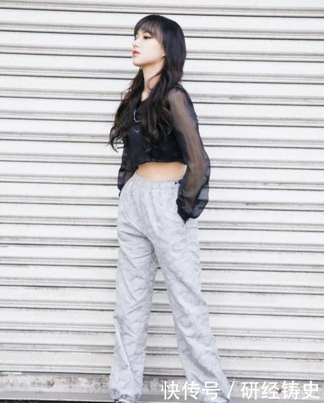  牛仔裤|路人街拍，小姐姐搭配一条超短牛仔裤，特别的时髦