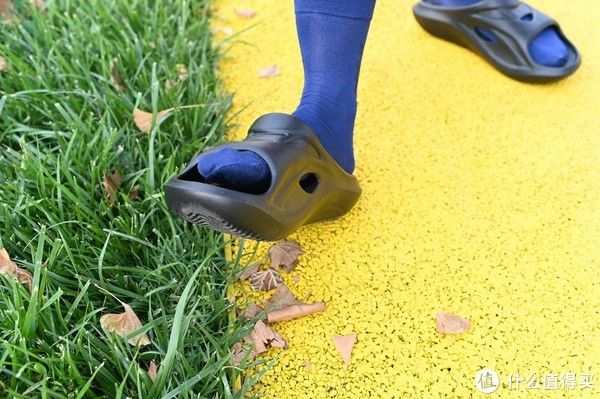 软弹|衣食住行 篇一:更贴脚的休闲拖鞋,舒缓疲劳走路更轻松,咕咚软弹运动拖鞋体验