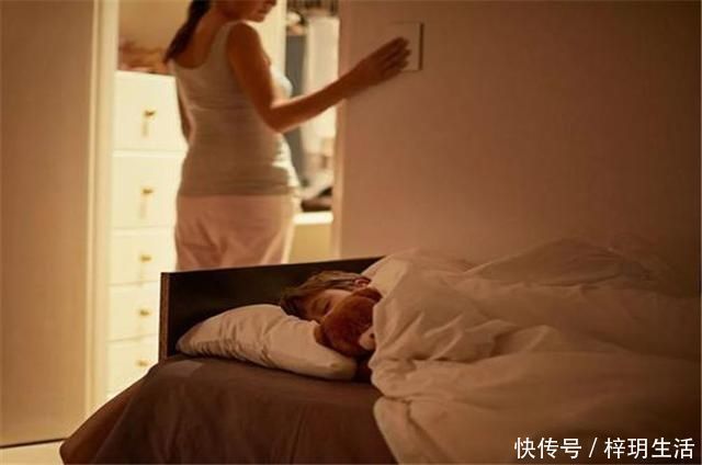 宝宝|三胞胎中男娃最“惨”,宝爸带三胞胎午睡走红,家庭地位一目了然