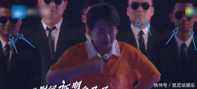 郭麒麟有多幽默《奔跑吧》黑衣人努力憋笑,看样子快忍不住了