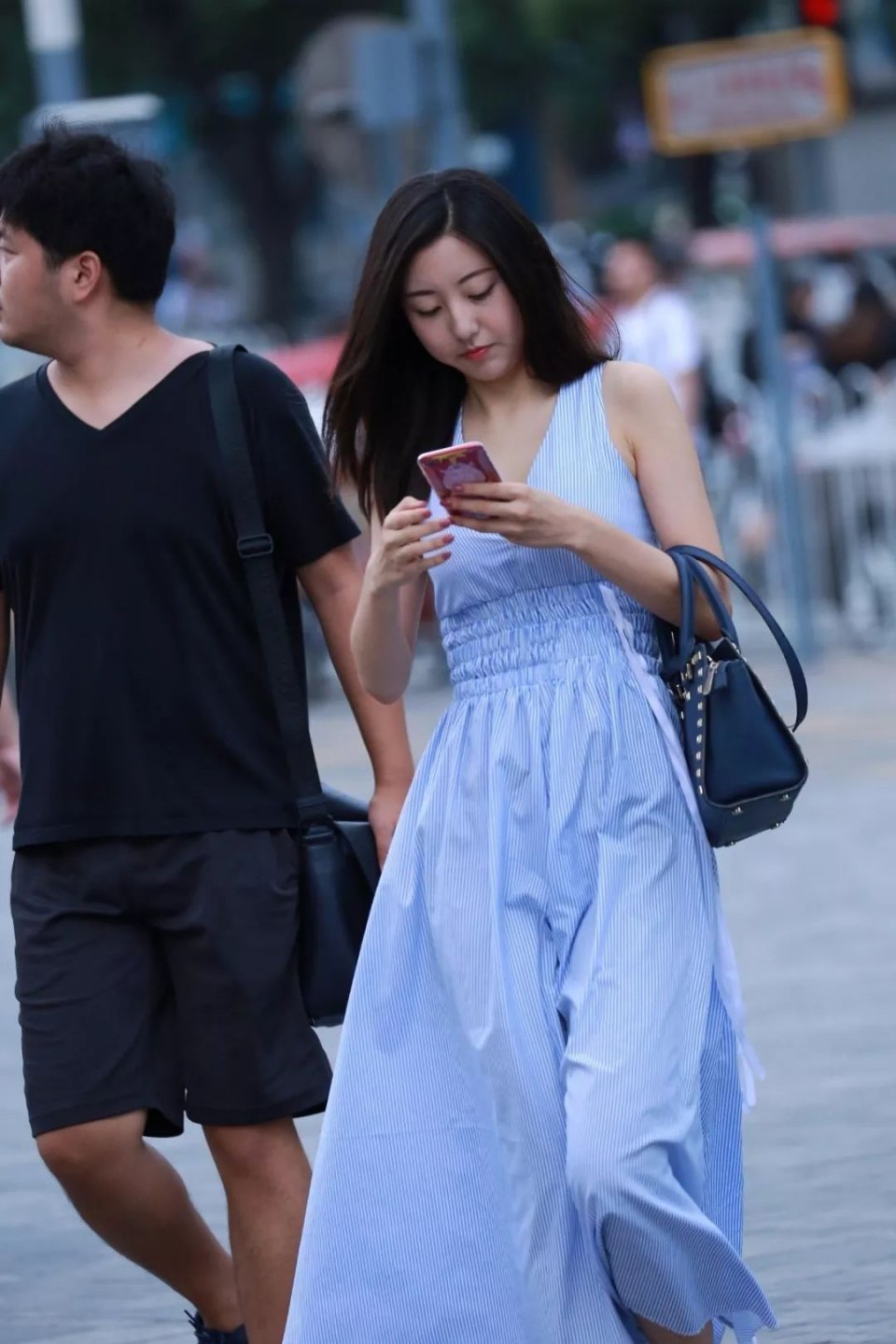 蓝色连衣裙,雾远没有散尽,给你支一小舟