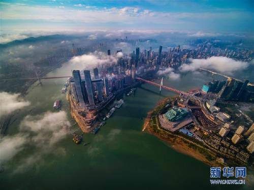 老年|仙界！俯瞰山城雾气缭绕 高楼鳞次栉比直插云霄